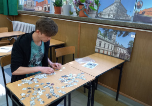 uczeń Bohdan układa puzzle